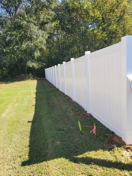 6 foot vinyl privacy fence stepped down a grade